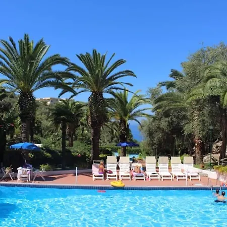 Un Paradiso A Sorrento Con Piscina Apartment